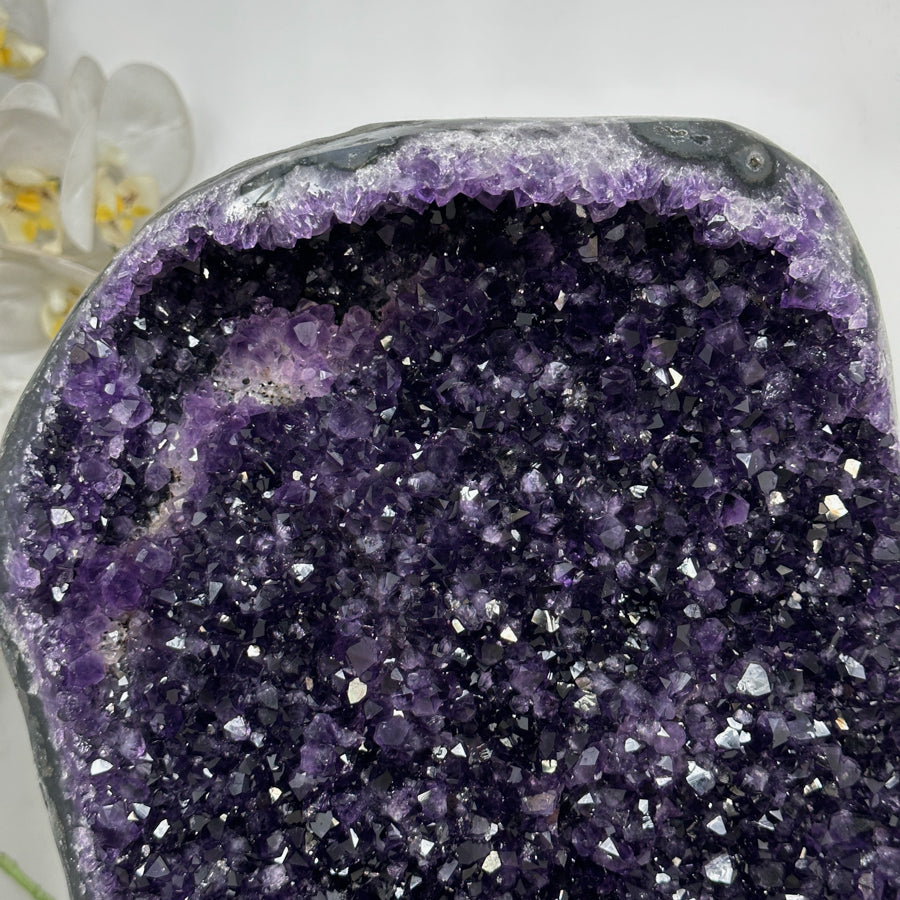 Amethyst-Geode XL mit weit geöffneter, funkelnder Kristallkammer