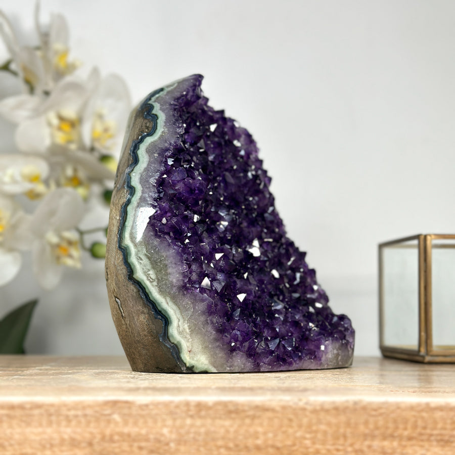 Amethyst-Cluster mit Jaspis-Schale und differenzierter Kristallstruktur