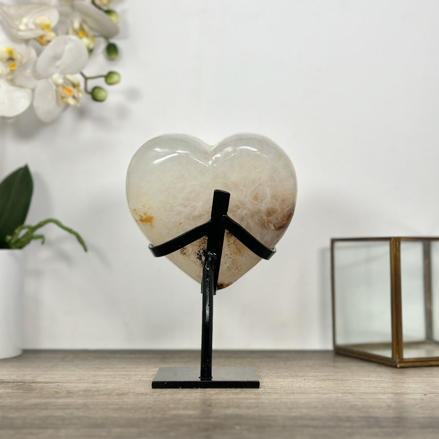 Quarz-Herzskulptur mit transparenter, lichtdurchlässiger Quarzstruktur