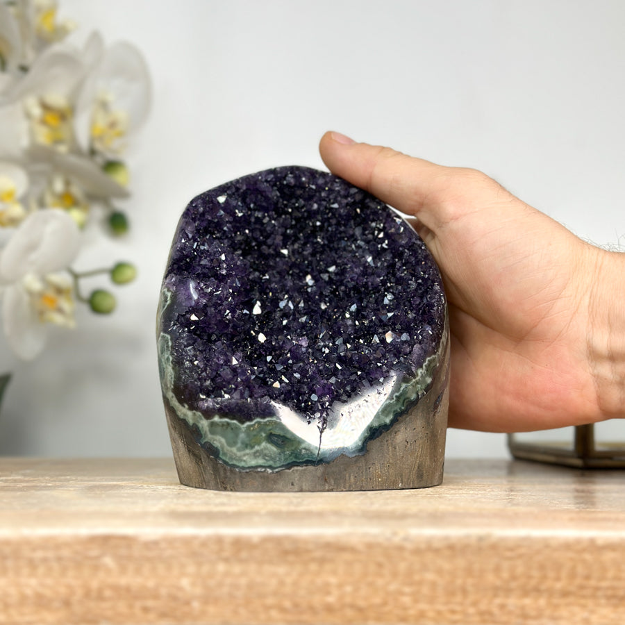 Amethyst-Druse mit kompakter Kristallstruktur und gleichmäßiger Ausrichtung