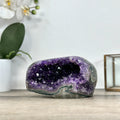 Amethyst-Geode mit polierter Randfläche und natürlicher Kristallstruktur