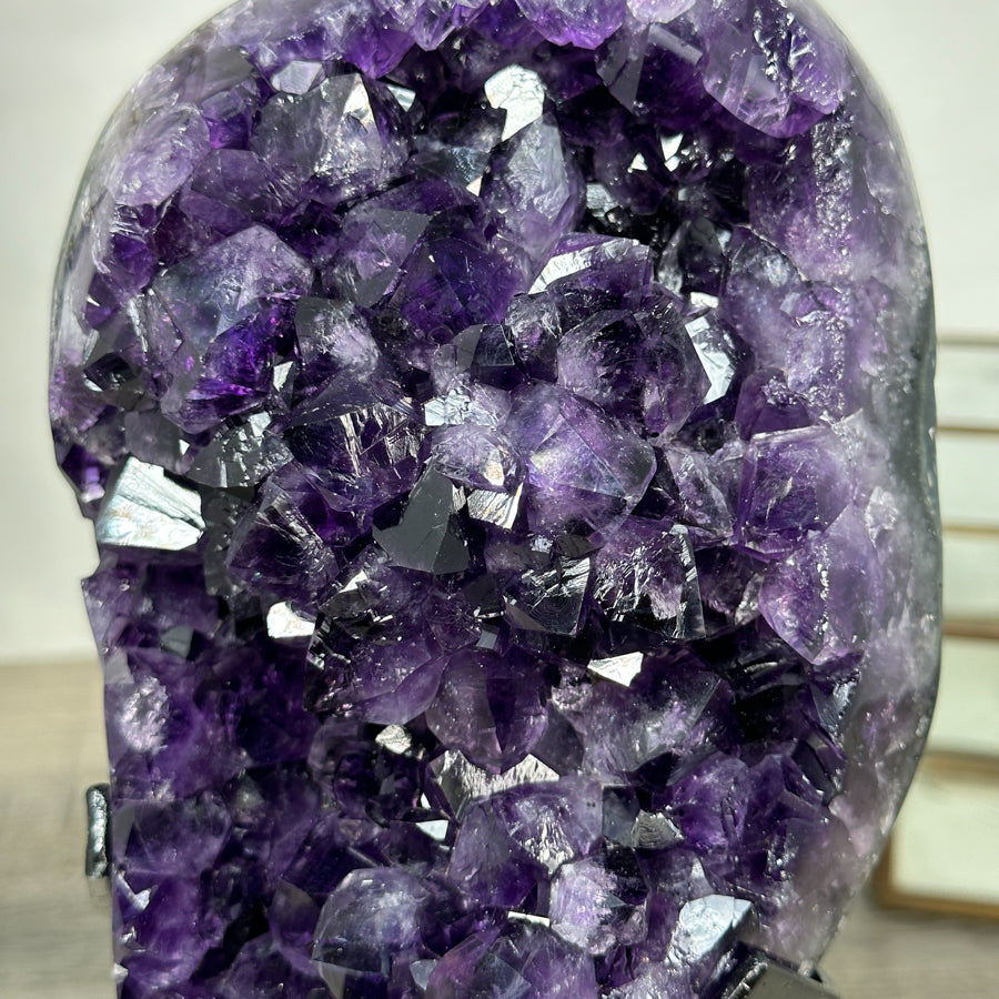 Amethyst-Kristallcluster mit natürlicher Spitzenstruktur, in hochwertiger Naturqualität
