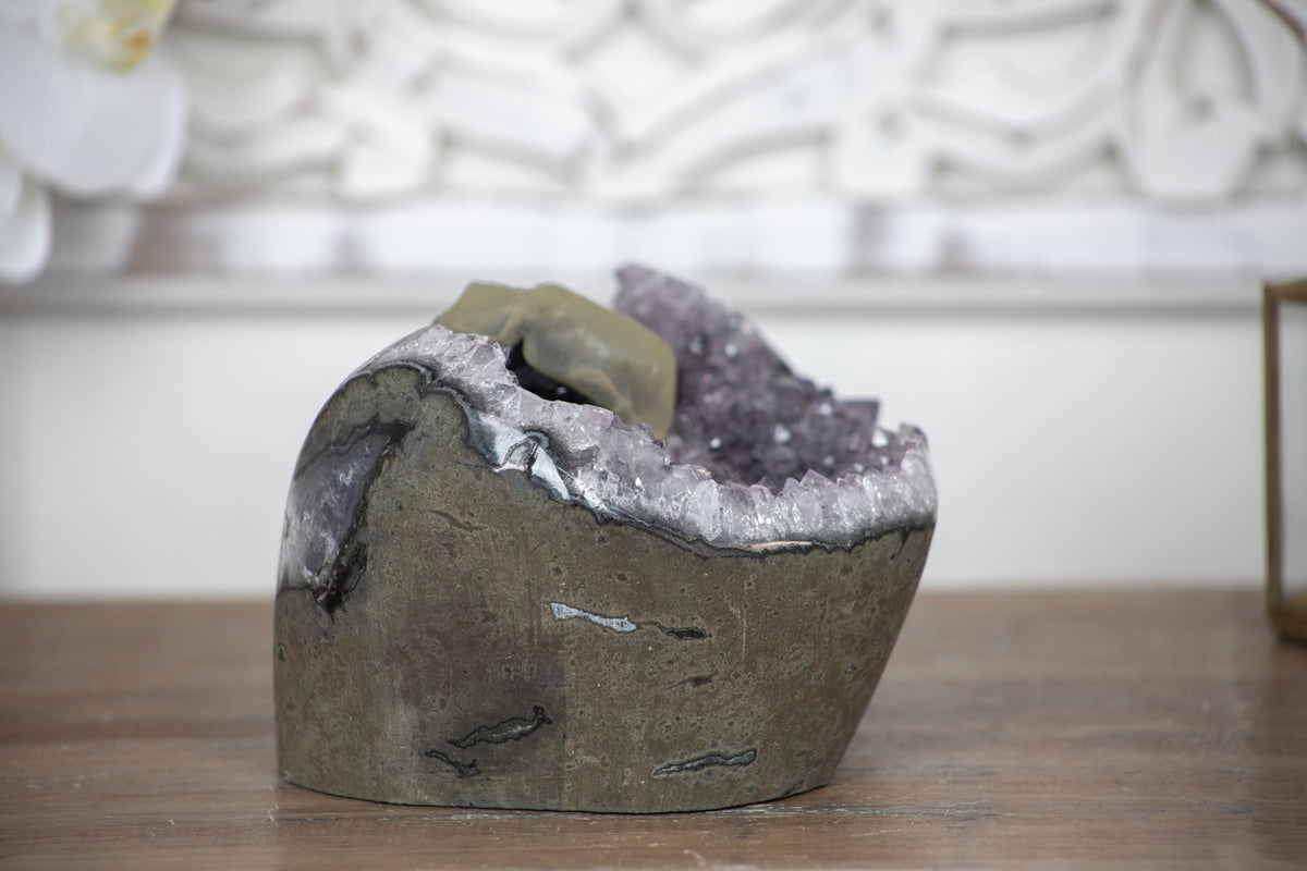 Amethyst-Geode mit wunderschön hervorstechender Kalzit-Kristallbildung