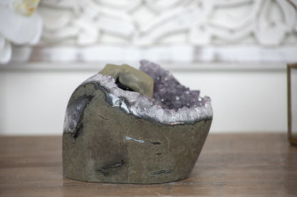 Amethyst-Geode mit wunderschön hervorstechender Kalzit-Kristallbildung