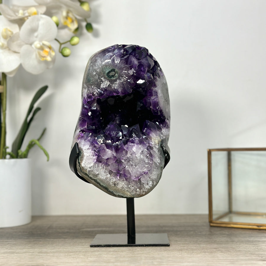 Amethyst-Geode mit groß gewachsener, tiefvioletter Kristallstruktur