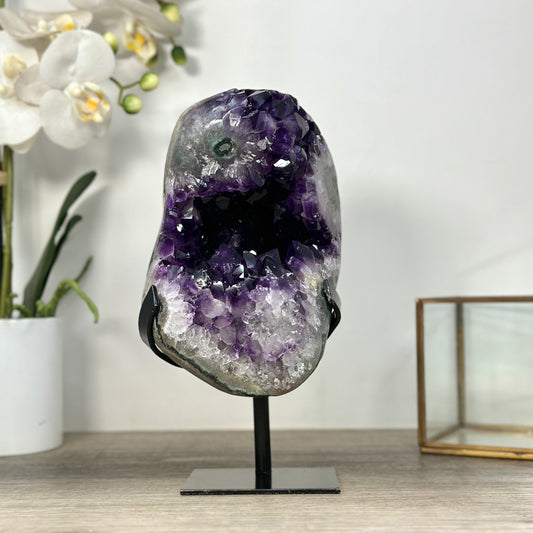 Amethyst-Geode mit groß gewachsener, tiefvioletter Kristallstruktur