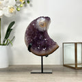 Amethyst-Kristallcluster in Mondform mit facettenreichen Kristallspitzen