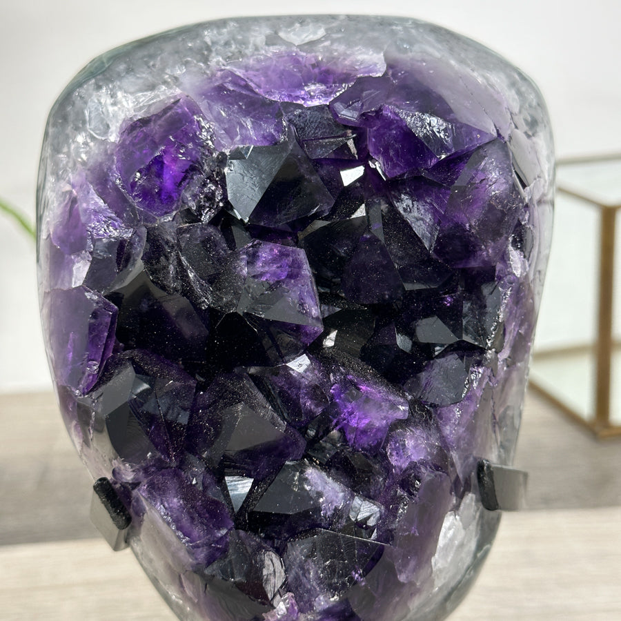Amethyst-Geode mit intensiv tiefvioletter Kristallarchitektur