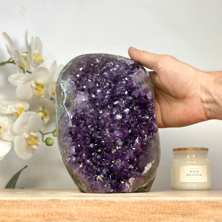 Amethyst-Kathedrale mit grüner Jaspis-Schale und strukturierter Kristallbildung