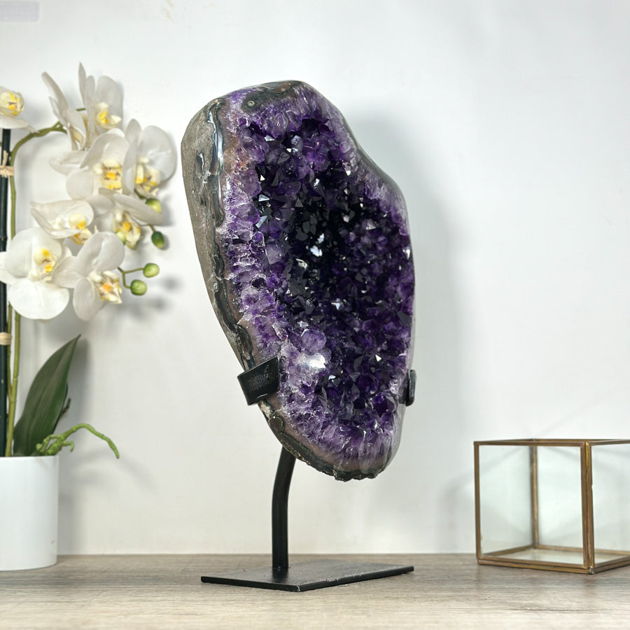 Amethyst-Kristall mit ausdrucksstarker Kristallarchitektur, in ausgewählter Spitzenqualität