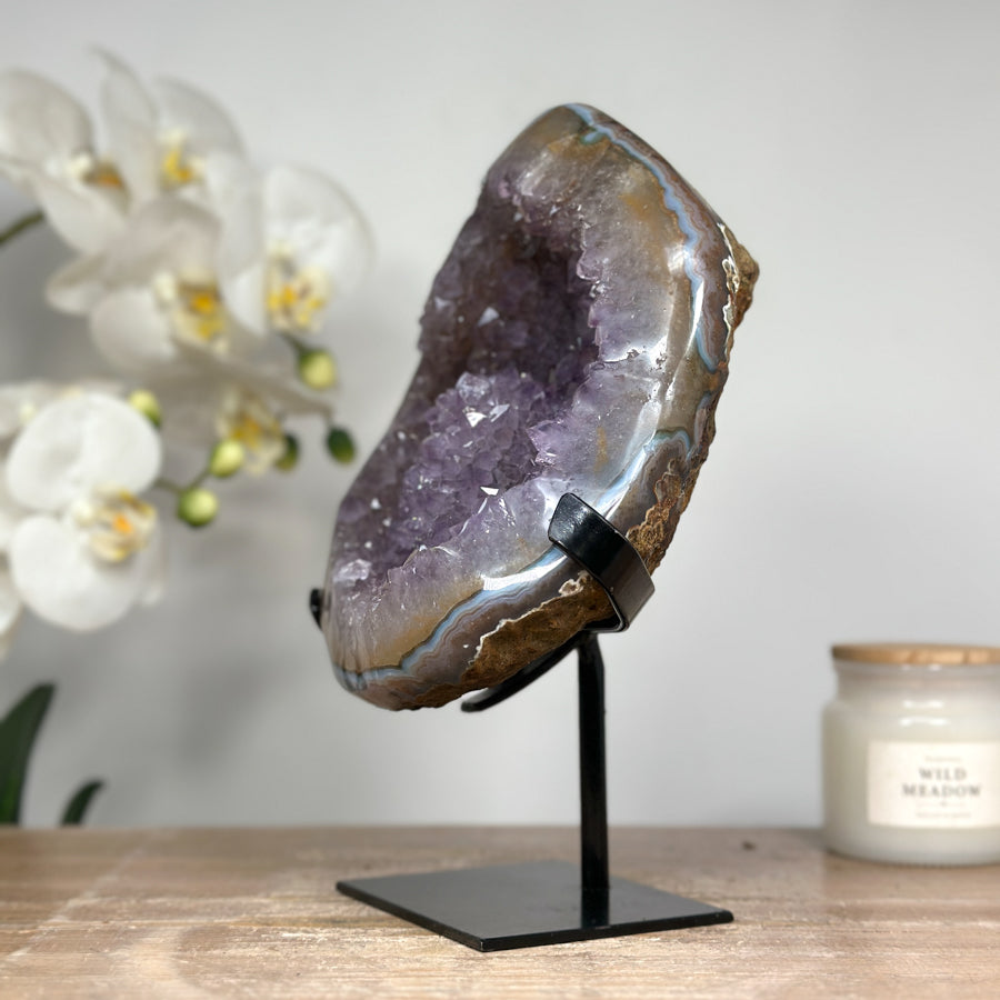 Amethyst-Geode mit gebänderter Achat-Schale und filigranen Stalaktiten