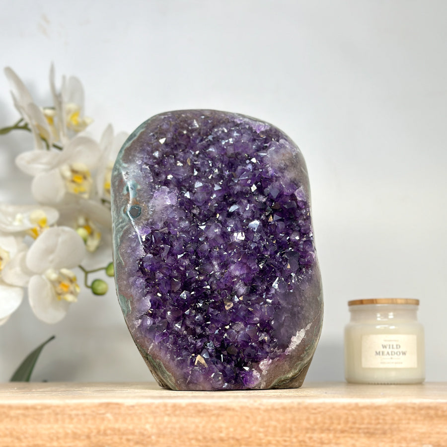 Amethyst-Kathedrale mit grüner Jaspis-Schale und strukturierter Kristallbildung