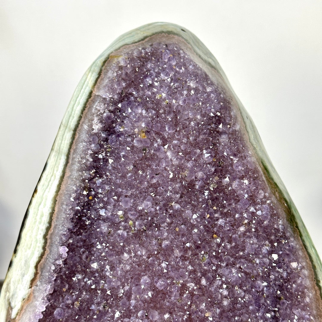 Amethyst-Kathedrale groß mit einzigartiger grüner Jaspis-Schale