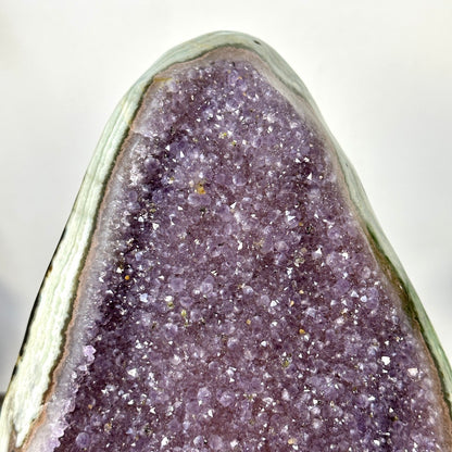 Amethyst-Kathedrale groß mit einzigartiger grüner Jaspis-Schale