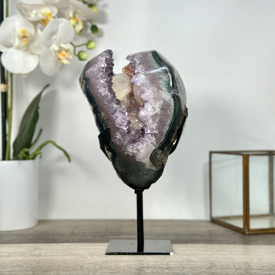 Amethyst-Geode mit eingebetteten Kalzit-Einschlüssen und vielschichtiger Kristallstruktur