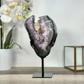 Amethyst-Geode mit eingebetteten Kalzit-Einschlüssen und vielschichtiger Kristallstruktur