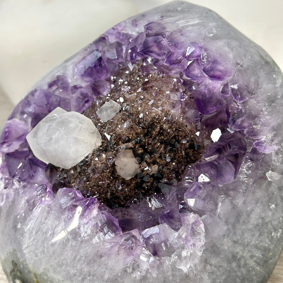 Amethyst-Cluster mit schwarzem Hämatit und feiner Kalzitbildung
