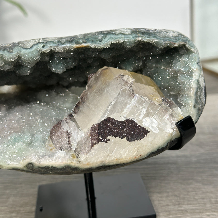 Quarz-Geode mit Kalzitkristall und grünlicher Farbwirkung