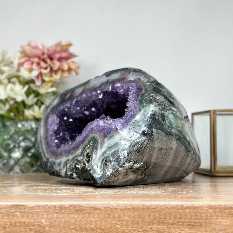 Amethyst-Geode mit Jaspis-Schale und klar definierter Kristallkammer