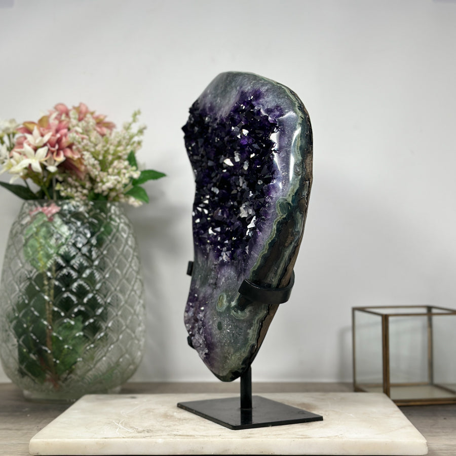 Amethyst-Geode groß mit tiefvioletten Kristallen und plastischer Kalzitformation