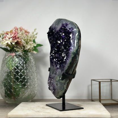 Amethyst-Geode groß mit tiefvioletten Kristallen und plastischer Kalzitformation