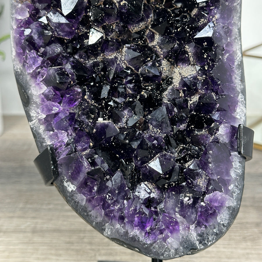 Amethyst-Cluster mit intensiv tiefvioletter Farbzone, in ausgewählter Spitzenqualität
