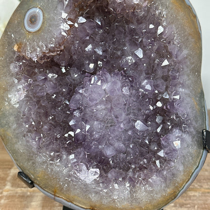Amethyst-Geode mit gebänderter Achat-Schale und filigranen Stalaktiten