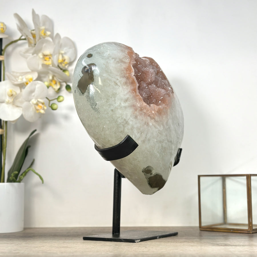 Quarz-Druzy-Herzskulptur groß mit fein funkelnder, kristallreicher Druzy-Oberfläche