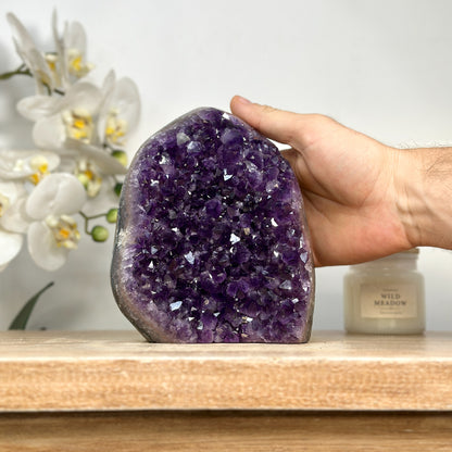 Amethyst-Kathedrale mit dicht gewachsener, violetter Kristallstruktur