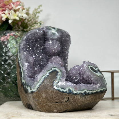 Amethyst-Jaspis-Geode massiv mit stalaktitischer Kristallstruktur und mystisch grüner Jaspis-Matrix