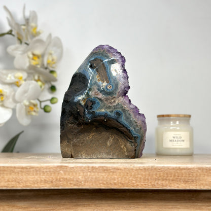 Amethyst-Kathedrale mit violett funkelnder Kristallstruktur und natürlich gewachsener Matrix