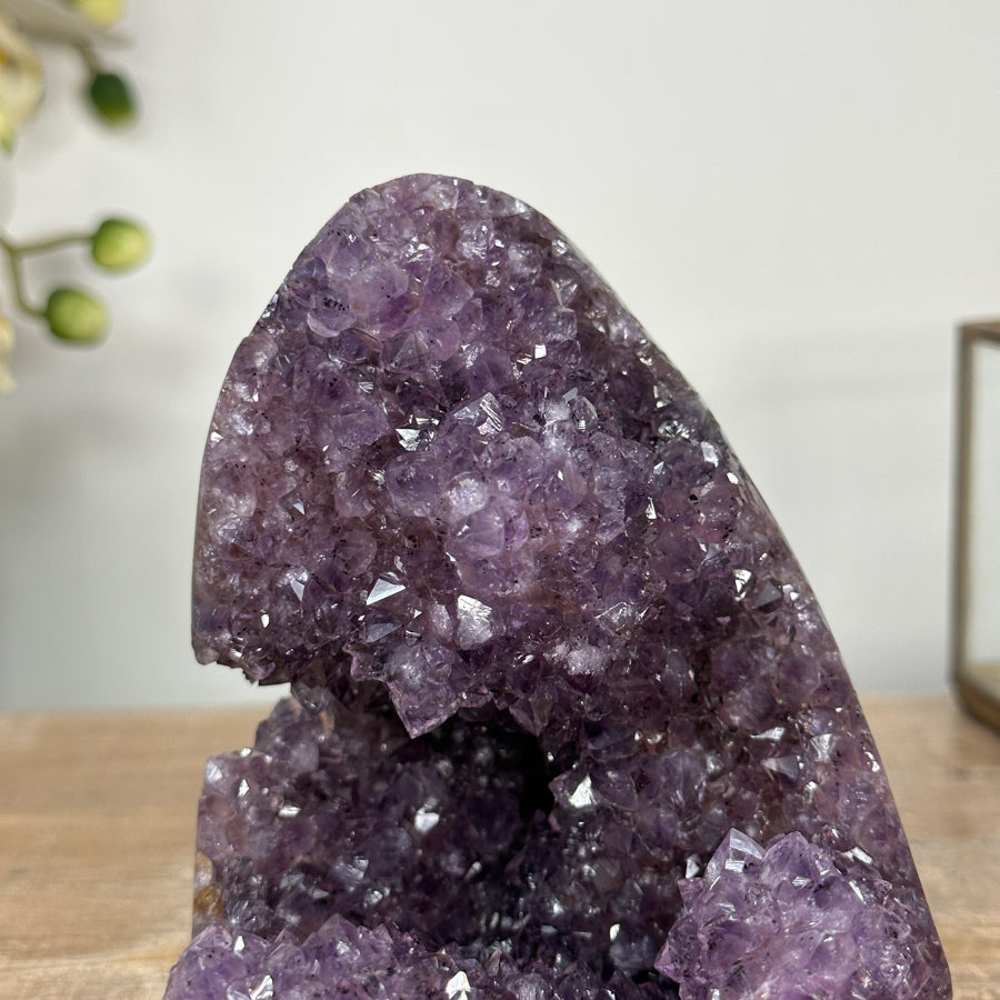 Amethyst-Kathedrale mit funkelnden Kristallspitzen und lebhafter Oberflächenwirkung