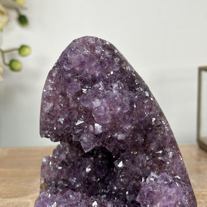 Amethyst-Kathedrale mit funkelnden Kristallspitzen und lebhafter Oberflächenwirkung