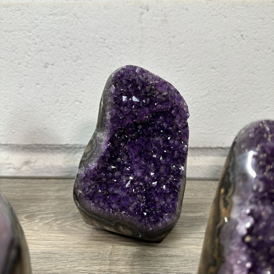 Amethyst-Kathedralen & Drusen-Set 12-teilig, mit harmonisch gewachsenen, violetten Kristallstrukturen