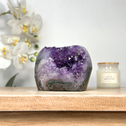 Amethyst-Geode mit klar geöffneter Kristallkammer und polierten Randflächen