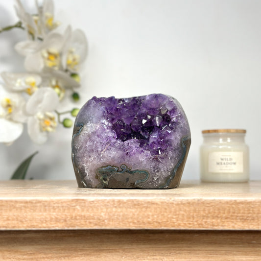 Amethyst-Geode mit klar geöffneter Kristallkammer und polierten Randflächen