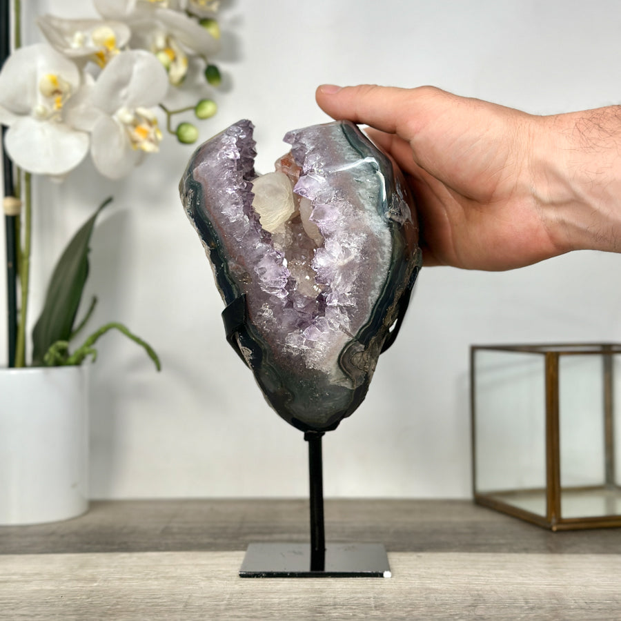 Amethyst-Geode mit eingebetteten Kalzit-Einschlüssen und vielschichtiger Kristallstruktur