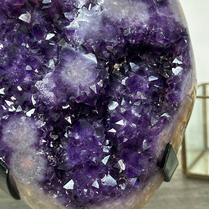 Amethyst-Cluster mit kompakt gewachsener, stalaktitischer Innenstruktur, in ausgewählter Spitzenqualität