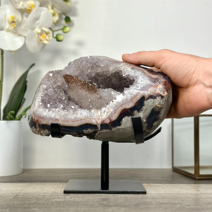 Achat-Geodencluster mit zentral gewachsenem Kalzit-Kristall, in ausgewählter Spitzenqualität