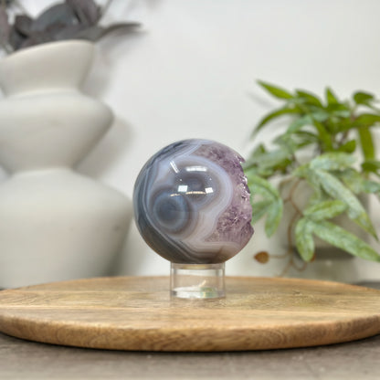 Amethyst-Achat-Steinkugel mit Kristallkammer und blau gebänderter Struktur