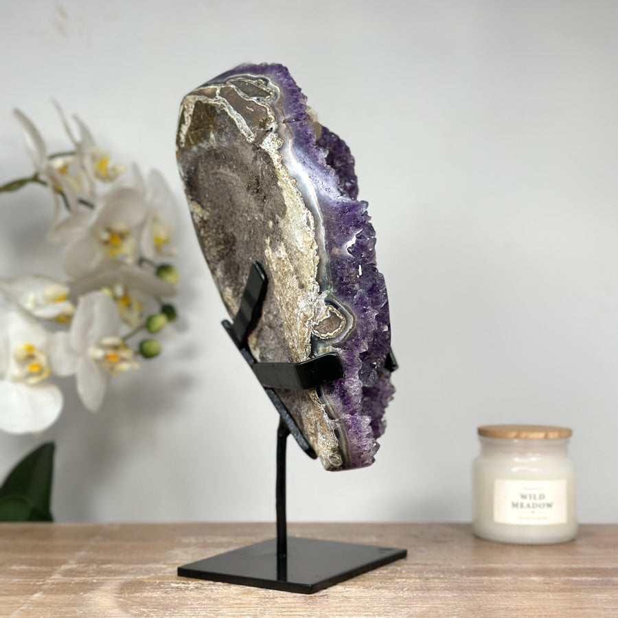 Amethyst-Geode mit wunderschön plastischer Kalzitformation