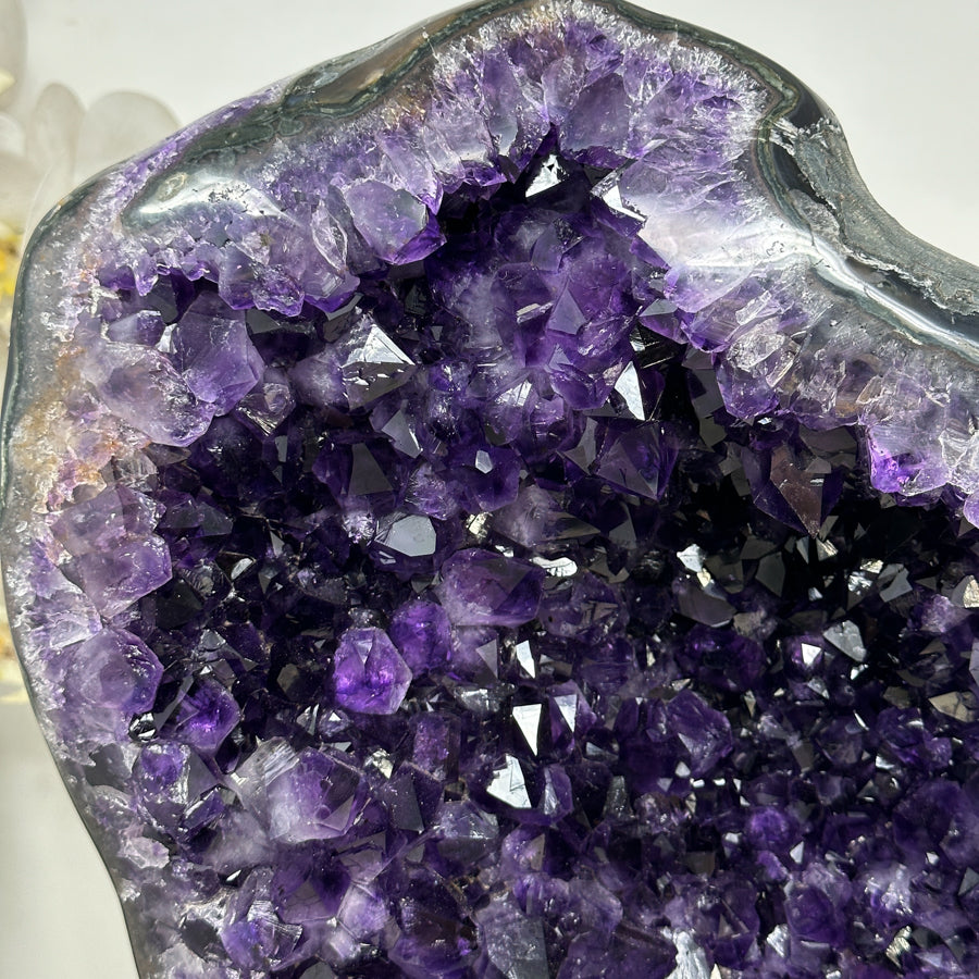 Amethyst-Kristall mit ausdrucksstarker Kristallarchitektur, in ausgewählter Spitzenqualität