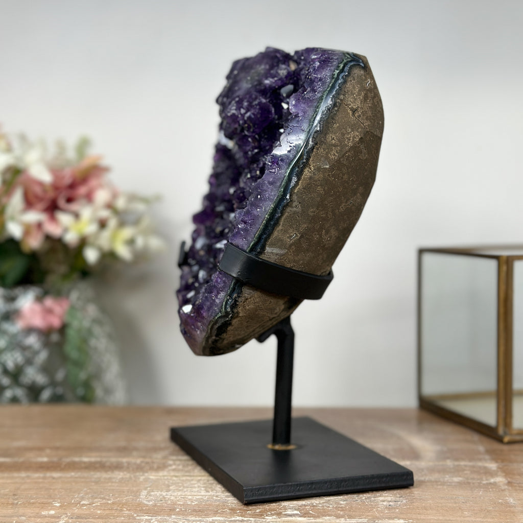 Amethyst-Cluster mit samtig tiefvioletten Kristallspitzen, in ausgewählter Spitzenqualität