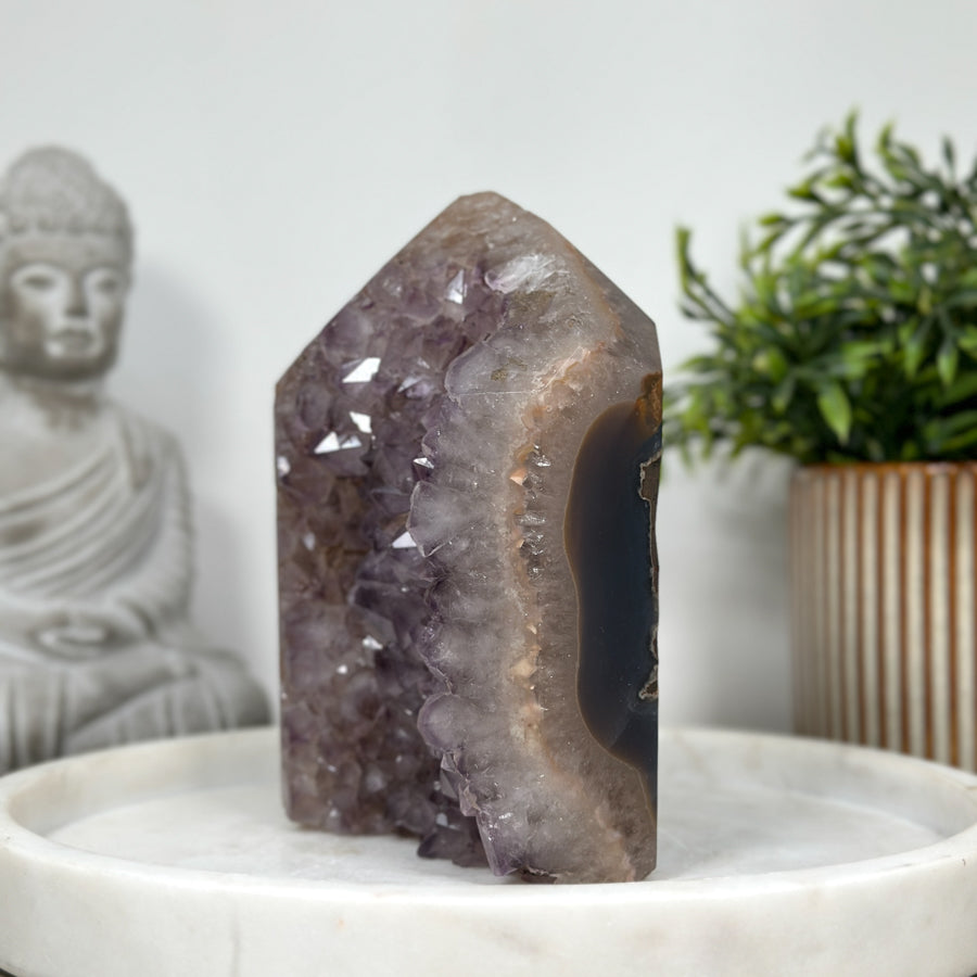 Amethyst-Achat-Obelisk  mit vielschichtiger Kristallstruktur