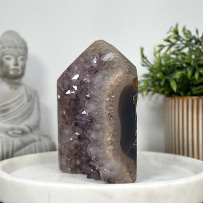 Amethyst-Achat-Obelisk  mit vielschichtiger Kristallstruktur