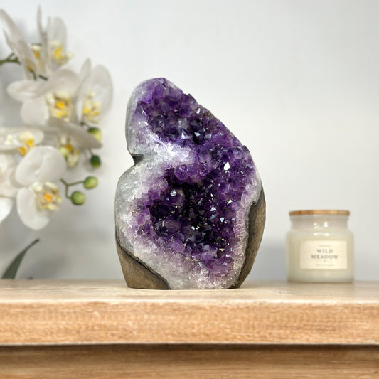 Amethyst-Kathedrale mit tiefvioletten Kristallspitzen und klarer architektonischer Struktur
