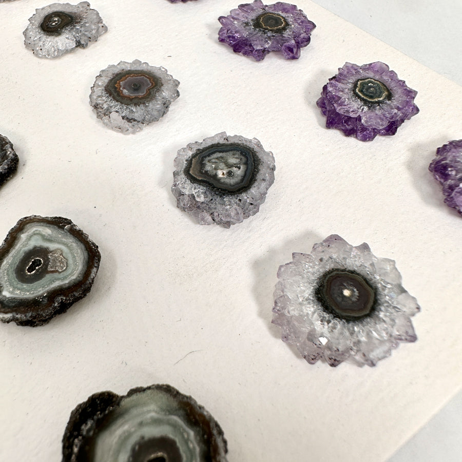 Amethyst-Grünjaspis-Stalaktiten-Scheiben mit kontrastreicher Kristallstruktur