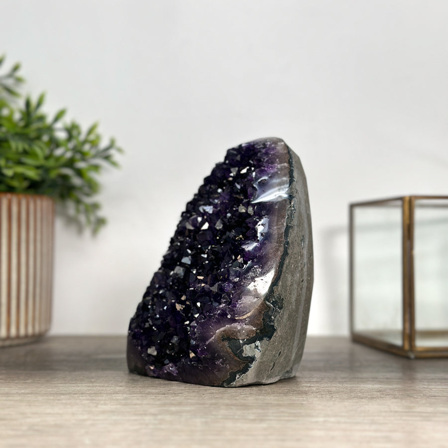 Amethyst-Druse mit dicht gewachsener Kristallfläche und violetten Kristallspitzen