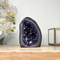 Amethyst-Geode mit dicht gewachsener, tiefvioletter Kristallstruktur