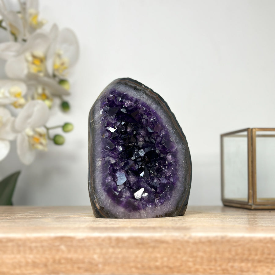 Amethyst-Geode mit dicht gewachsener, tiefvioletter Kristallstruktur
